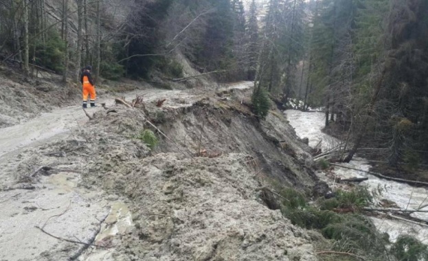 Дъждовете в последните дни отприщиха редица срутища и свлачища по