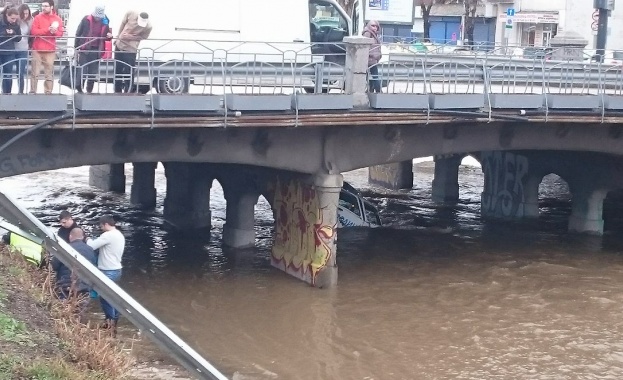 Полицесйка кола е паднала от мост на кръстовището на столичния