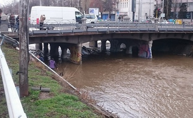 Полицесйка кола е паднала от мост на кръстовището на столичния