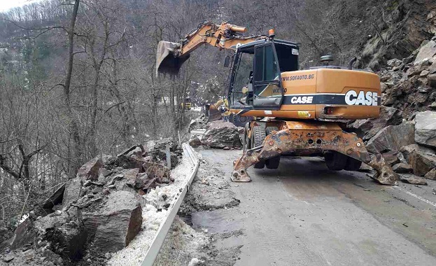 До утре на обяд ще продължи обследването и обрушването на