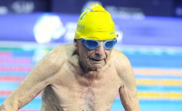 99-годишен австралийски плувец счупи световен рекорд в своята възрастова група.