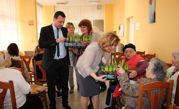 Отношението към жените децата и възрастните хора е белег за