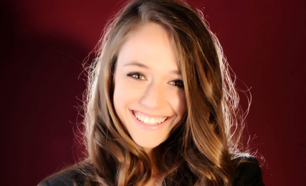 Три дами и един джентълмен се срещат на сцената на