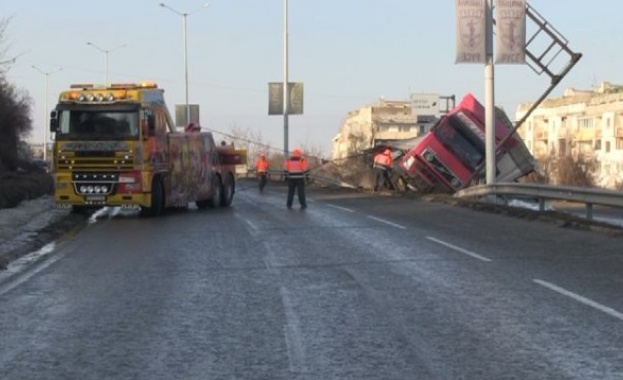 Катастрофа с румънски камион затвори движението към Дунав мост в