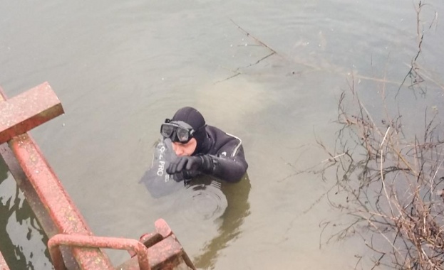 Водолази издирват служител на МВР в Роман 30 годишният Петър Петров