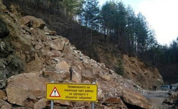 11 села остават откъснати от свлачище от Смолян предаде Би