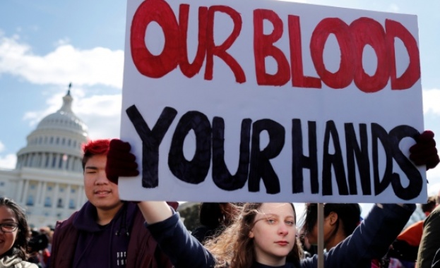 Десетки хиляди учащи се в САЩ се включиха в протест