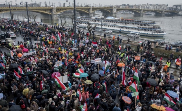 Десетки хиляди хора участват в марш в центъра на Будапеща