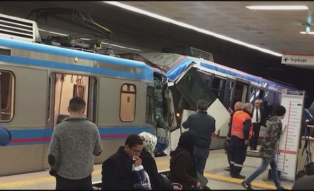 Четиринадесет души бяха ранени при удар на два трамвая в