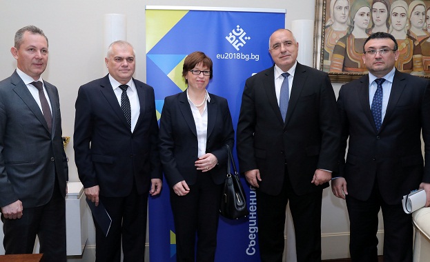 Борбата с тероризма с трафика на хора със злоупотребата с