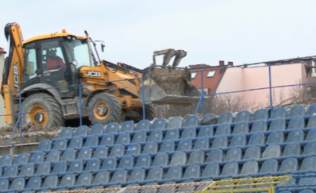 Започна събарянето на едната трибуна от стадиона на местния футболен
