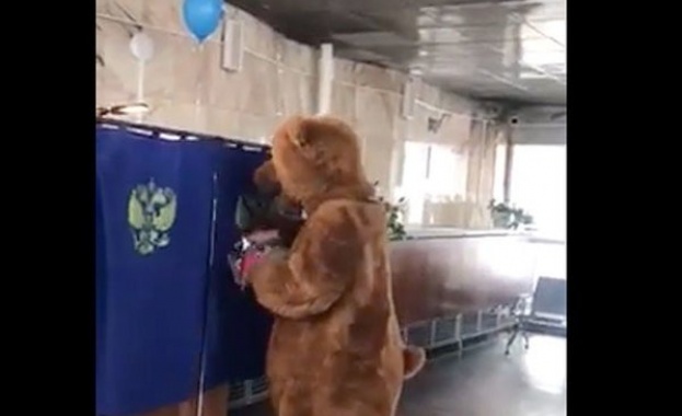 В Бурятии мъж гласува облечен като мечка Членовете на местната избирателна