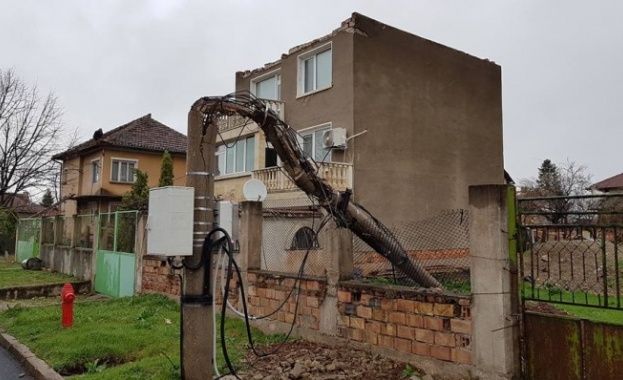 Ураганен вятър със скорост от над 160 км ч отнесе