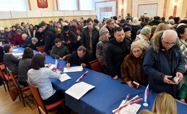 Избирателната активност на произвежданите днес президентски избори в Русия е