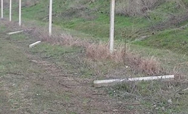 Част от телената ограда, разположена край АМ „Тракия в района