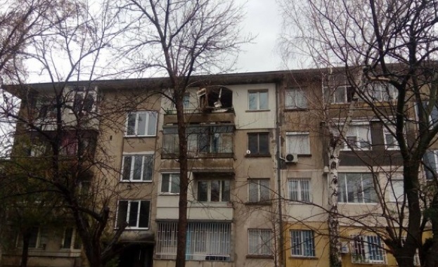 азова бутилка е гръмнала на остъклена тераса на апартамент в