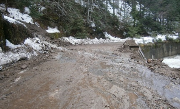 Активизира се отново срутището което блокира пътя Смолян Мадан