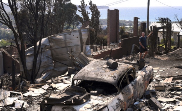 Огромен горски пожар унищожи десетки къщи и наложи евакуацията на