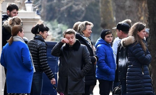 Изгонените от руското посолство дипломати започнаха да напускат дипломатическата сграда