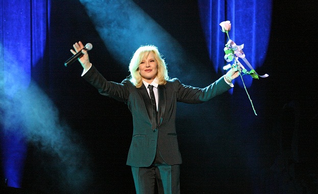 Първият концерт от турнето Forever Sylvie се проведе преди броени