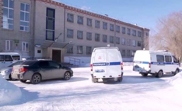 В училище в курганският град Шадринск 13 годишно момиче откри огън