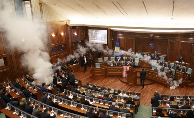 Косовски депутати от крайно дясното движение Самоопределение разпръснаха сълзотворен газ