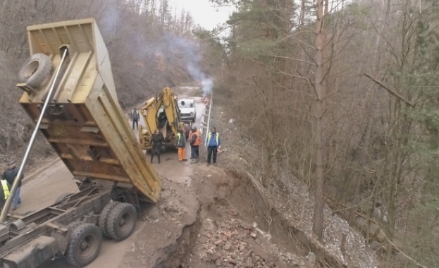 Заради лошото време вероятно ще се забави отварянето на пътя