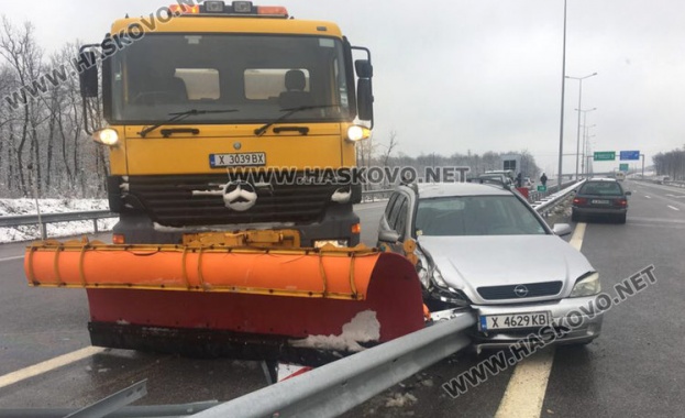 Снегорин заби Опел Астра с хасковска регистрация в мантинелите между