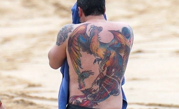 Снимка на актьора Бен Афлек с цветна татуировка на феникс