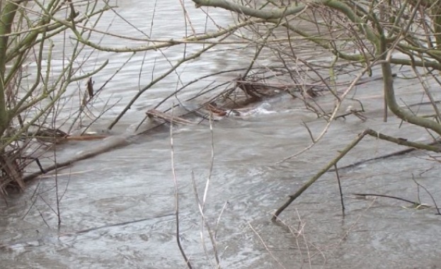 Няколко язовира преливат в Бургаско Изградени са диги в ниските