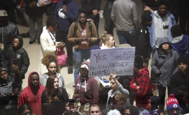 Стотици се събраха в Сакраменто американския щат Калифорния за да