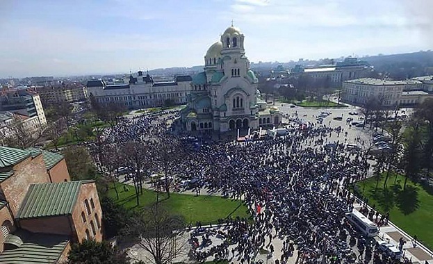 Във връзка с лошите метеорологични условия и силния снеговалеж Откриването