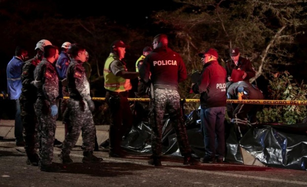 Най малко 12 души загинаха и 25 бяха ранени вчера при