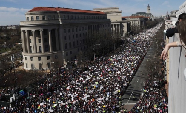 Стотици хиляди демонстранти излязоха по улиците в САЩ за да