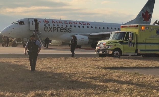 Самолет на канадската авиокомпания Еър Канада с 67 души на