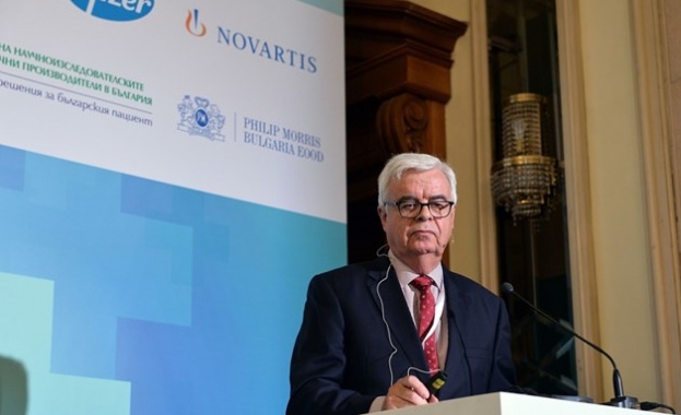 Интервю с д р Морис Смит научен сътрудник отговарящ за външните