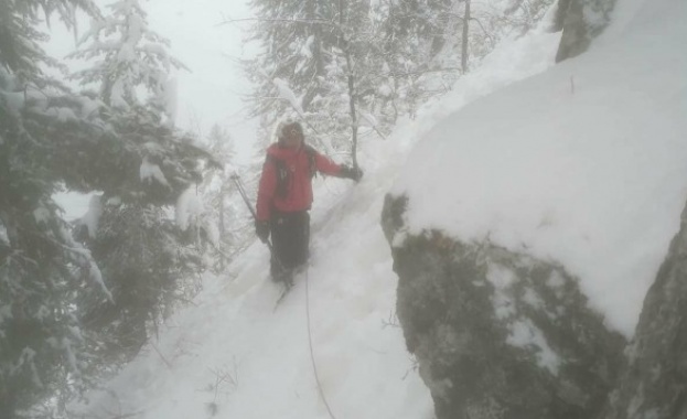 Повече от два часа спасители се опитват да стигнат до