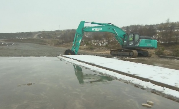 Символичната първа копка на нова отсечка от магистрала Хемус Участъкът
