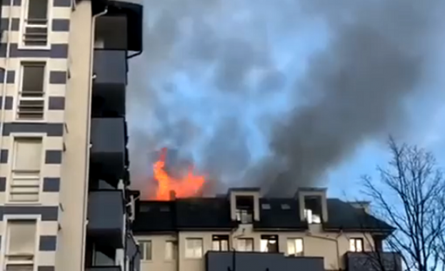 Пожар в Студентски град в София. Гори покривът на блок.