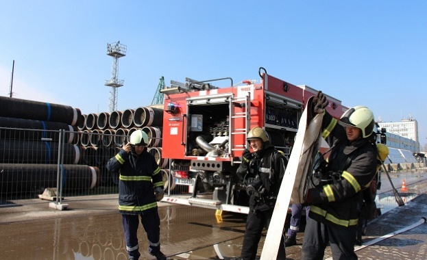 Пожаро тактическо учение проведоха отделите по сигурността на Пристанище Варна ЕАД