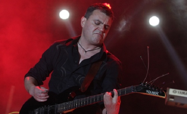 Един от най добрите български китаристи Славчо Атанасов от група