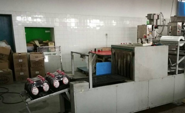 Цех за бутилиране на нелегални алкохолни продукти разкриха митнически и