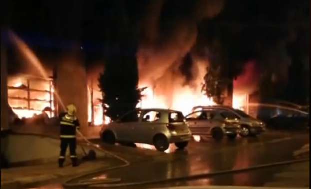 Пожар горя в жилищен блок в центъра на Сандански в