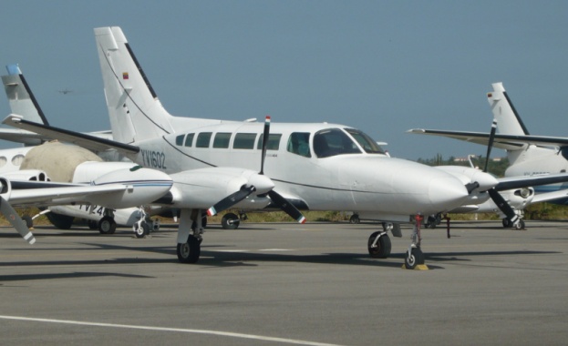 Малък двумоторен самолет се разби на автомагистрала в централна Франция