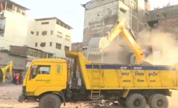 Най малко петима човека загинаха и трима бяха ранени вчера при