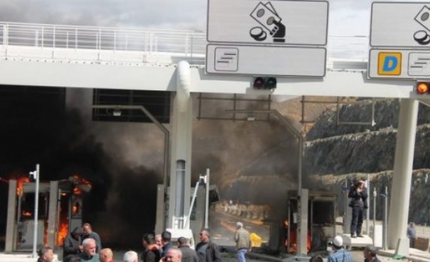 Най малко петима полицаи и 12 демонстранти са ранени на протести