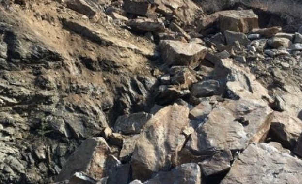 След празниците ще започне укрепване на голямото свлачище край Смолян