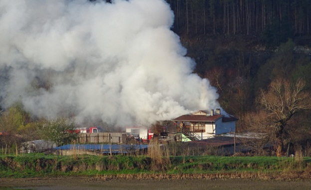 Пожар избухна в частен имот в Благоевград Пожарът е възникнал