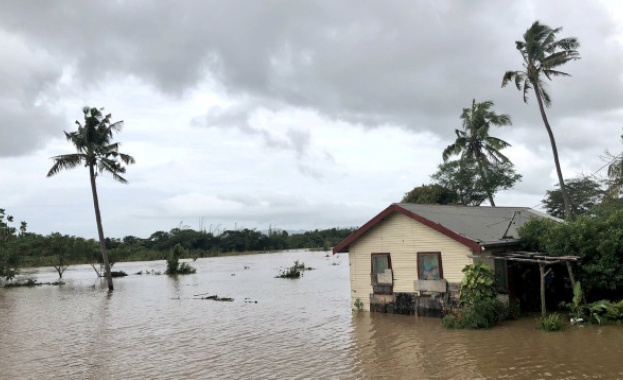 Тропически циклон връхлетя Фиджи и предизвика наводнения. Четирима души са