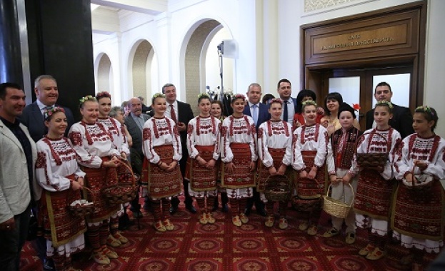 Деца от село Церово община Своге подариха червени яйца на